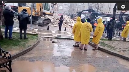 صحافي في أورفا: أعداد القتلى كبيرة وانهيار عدة أبنية بالكامل