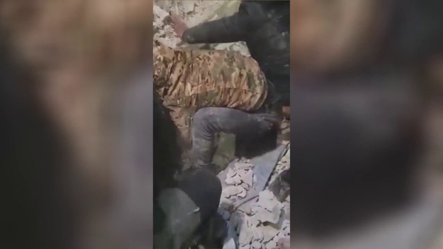 مشاهد متداولة لانتشال طفل حي من تحت الأنقاض في شمال سوريا #العربية