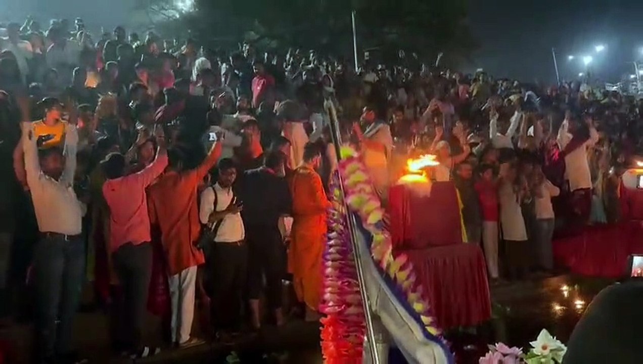 नदियों में पुण्य की डुबकी लगाकर देव दर्शन, दिनभर चला दान का सिलसिला