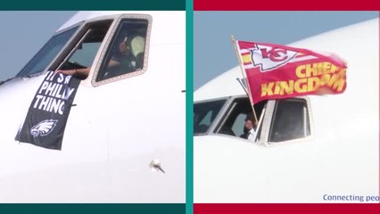 Скачать видео: Eagles and Chiefs touch down in Arizona for Super Bowl