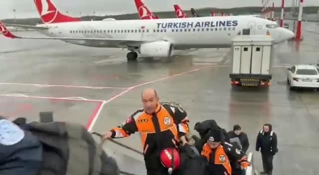 Arama kurtarma ekiplerini taşıyan ilk uçaklar deprem bölgesine havalandı