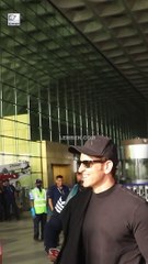 Hrithik Roshan और Akshay Oberoi का एयरपोर्ट पर कूल अंदाज