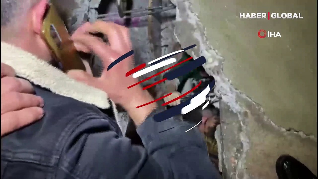Adıyaman'da enkaz altında kalan ailenin korku dolu bekleyişi