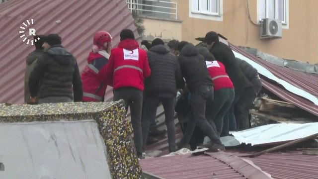 فرق الإنقاذ تواصل البحث عن عالقين تحت أنقاض المباني المنهارة في تركيا