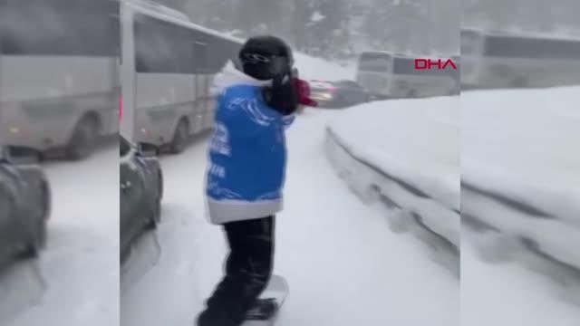 ULUDAĞ YOLU'NDA 20 KİLOMETRELİK ARAÇ KUYRUĞU OLUŞTU