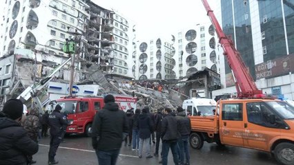 Download Video: 7,4 Büyüklüğünde Deprem 10 İli Vurdu... Diyarbakır'da Arama Kurtarma Çalışmaları Sürüyor