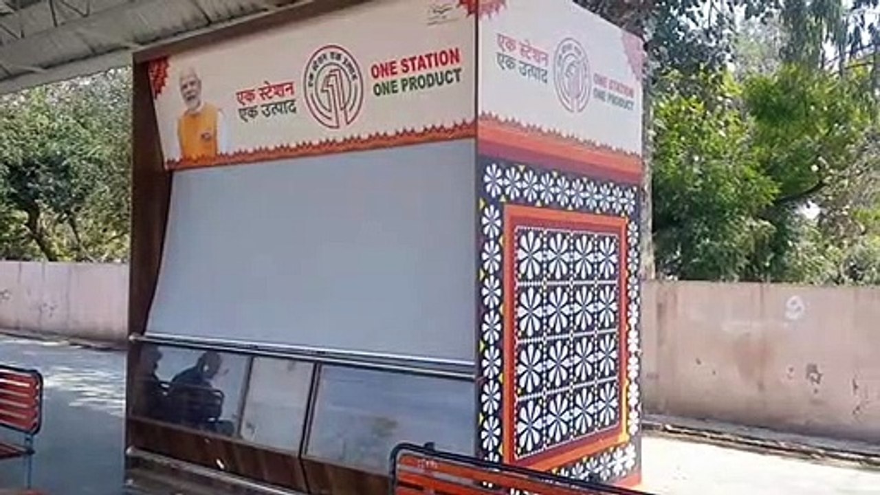 विक्रेताओं का नहीं रुझान, एक माह से रेलवे स्टेश...