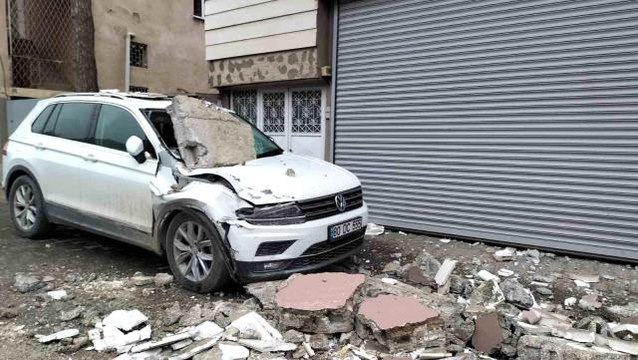 Osmaniye'nin Düziçi ilçesinde çöken binadan bir yaralı çıkartıldı