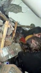 Kahramanmaraş’ta deprem: Hatay’da bir ailenin göçükten çıkarıldığı anlar kamerada