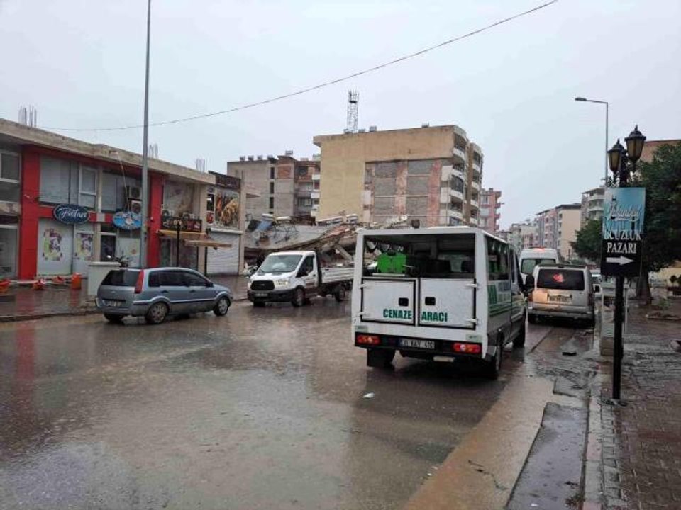 Hatay'da depremin yıkımı gün ağarınca ortaya çıktı