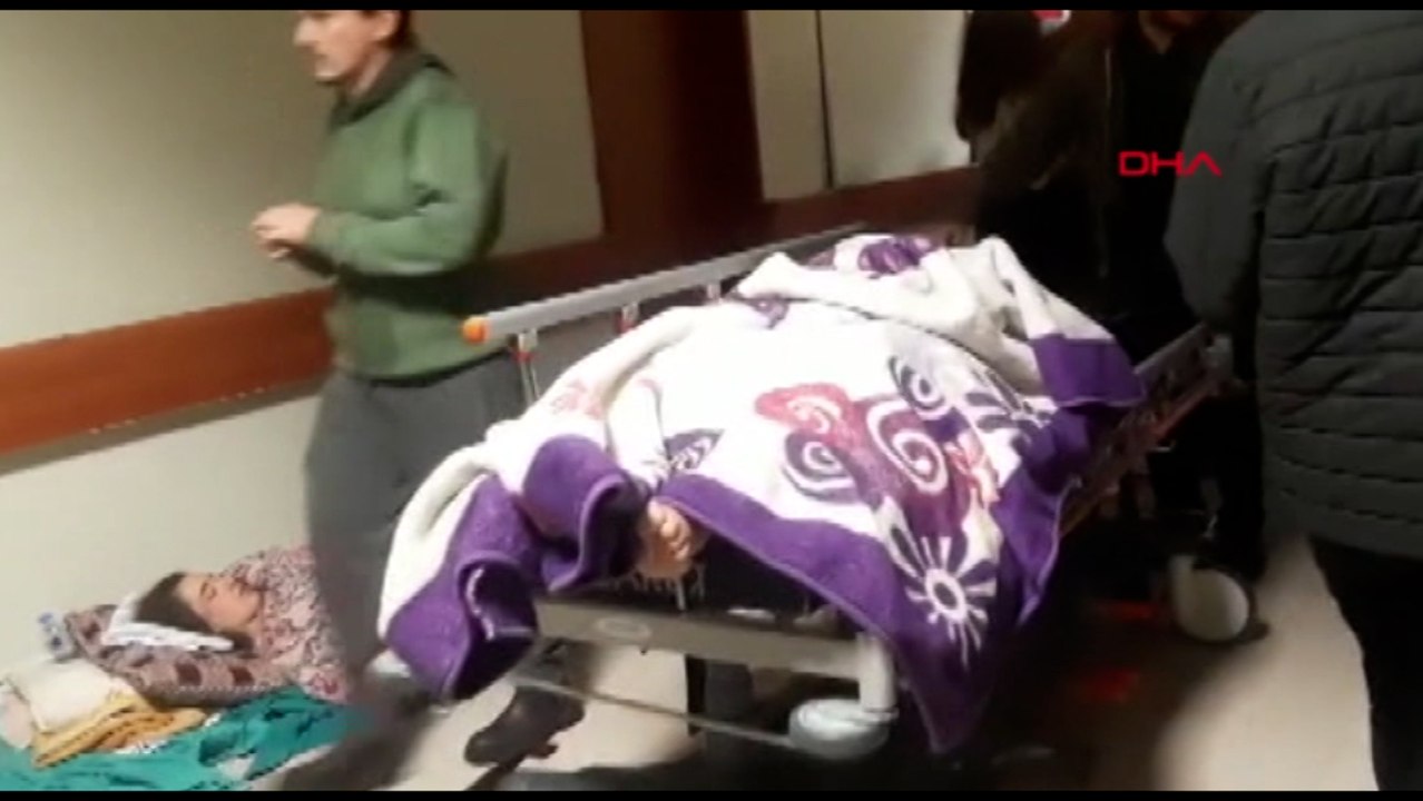 Kahramanmaraş'ta enkazdan çıkarılan yaralılar hastaneye getirildi