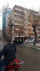 Şanlıurfa'da sağlam görünen bina artçı depremde saniyeler içinde yok oldu! İşte korkunç görüntüler...