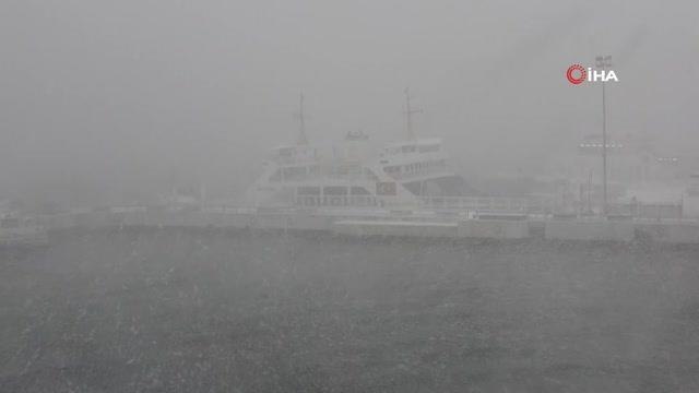 Yoğun kar yağışı nedeniyle Çanakkale-Kilitbahir seferleri durduruldu