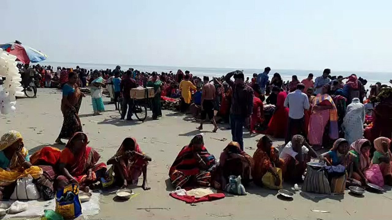 माघ पूर्णिमा पर लगाई गंगा में आस्था की डुबकी