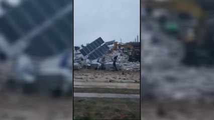 فيديو لانهيار عدد من المباني في مدينة سرمدة بريف إدلب