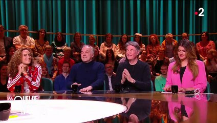 Olivier Truchot face à des images de lui à ses débuts à la télévision dans "Quelle époque!" - France 2