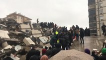 Gaziantep'te yıkılan 5 katlı binadan bir kadın kurtarıldı