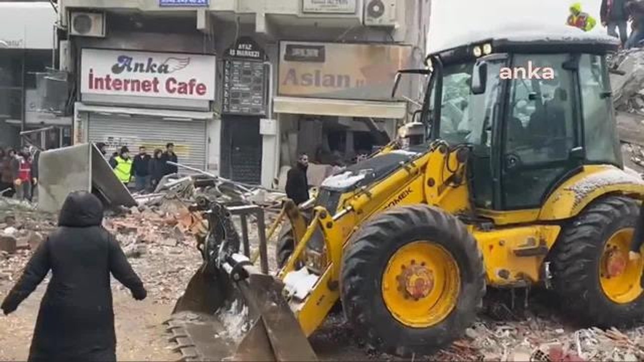 7,4 Büyüklüğündeki Deprem 10 İli Vurdu... Fuat Oktay: "An İtibarıyla 284 Can Kaybımız, 2 Bin 323 Yaralımız ve Bin 710 Binamız Var Yıkılan"
