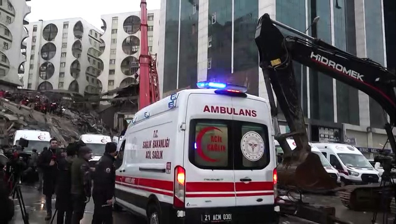 عناصر الإنقاذ يبحثون عن ناجين بعد الزلزال الذي ضرب ديار بكر في تركيا