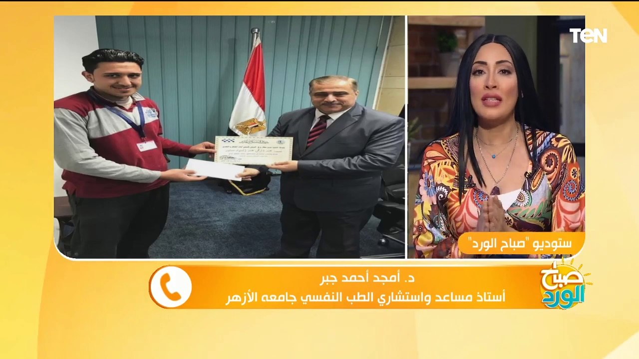 مطار برج العرب يكرم عاملا عثر على مبلغ مالي كبير وسلمه لصاحبه.. واستشاري طب نفسي يعلق
