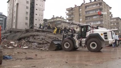 Enkazda kurtarma çalışmaları sürüyor