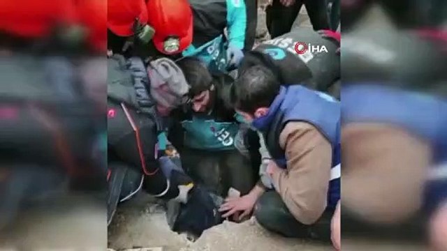 8 saat sonra bir kız çocuğu enkazdan çıkarıldı