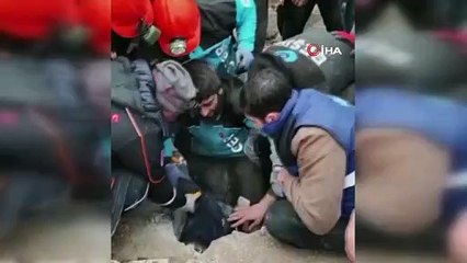 8 saat sonra bir kız çocuğu enkazdan çıkarıldı