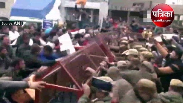 Video: अडानी विवाद पर कांग्रेस का विरोध-प्रदर्शन, बैरिकेडिंग बचाने में जवानों के छूटे पसीने
