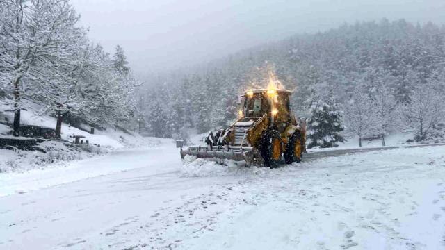 Antalya'nın Akseki ilçesinde 25 mahalle yolu kar sebebiyle kapandı