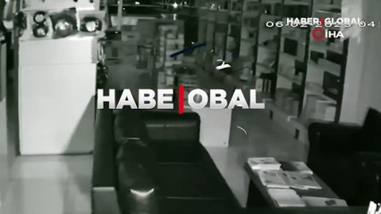 Download Video: İş yeri beşik gibi sallandı! Adana'daki deprem anı güvenlik kameraları tarafından kaydedildi