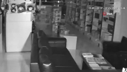 Kozan'da deprem anı güvenlik kamerasına yansıdı