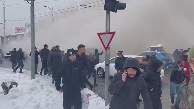 Malatya'da artçı deprem hasarlı binaları yıktı