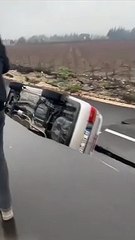 Deprem sırasında dev yarıkların oluştuğu otoyol seyir halindeki araçları yuttu