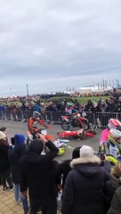 Un pilote d'enduro roule sur un concurrent tombé au sol à Enduropale 2023