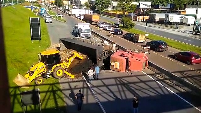 Caminhão tomba na BR-470 e complica trânsito em Blumenau