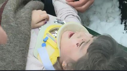 Enkaz altında kalan çocuk canlı yayında böyle çıkartıldı