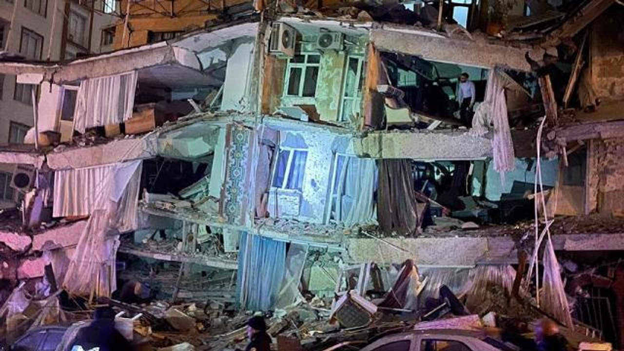 Kendilerini kurtarma ekibi olarak tanıtan bir grup genç, enkaz altındaki vatandaş ile dalga geçti