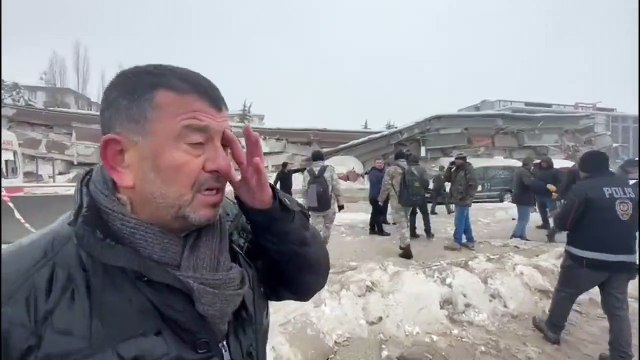 CHP'li Veli Ağbaba Malatya'dan bildirdi: Bina, kurtarma ekiplerinin üstüne çöktü