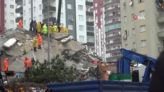 Aileler enkaz altından gelecek güzel haberi gözyaşları içinde bekliyor