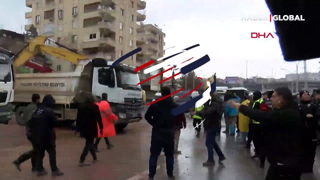 Canlı yayında deprem anı! Korku dolu anlar: Ömer, Ömer çekil oradan