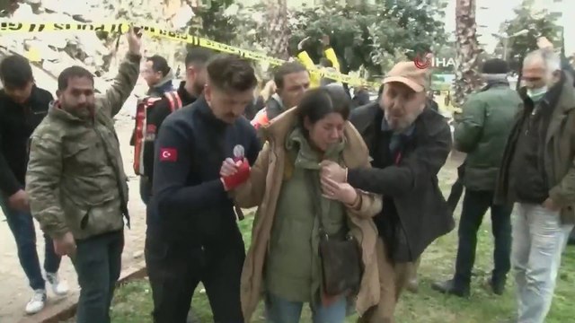 إنقاذ امرأة في إطار عمليات الاستجابة في أضنة جنوب شرقي تركيا