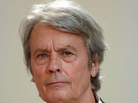Rupture de contrat, moi je ne reviens pas , quand Alain Delon menace violemment le réalisateur d’ Asterix et Obelix aux Jeux Olympiques !