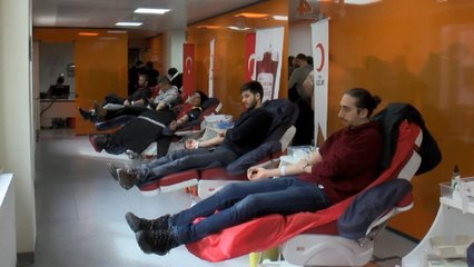 İstanbullular depremde yaralananlar için kan vermeye koştu