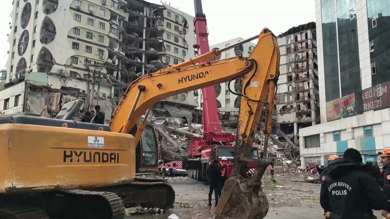 وكالة الكوارث التركية: ارتفاع عدد قتلى الزلزال...