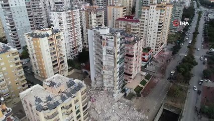 7,6 büyüklüğündeki ikinci depremde yıkılan Kubilay Aparmanı böyle görüntülendi