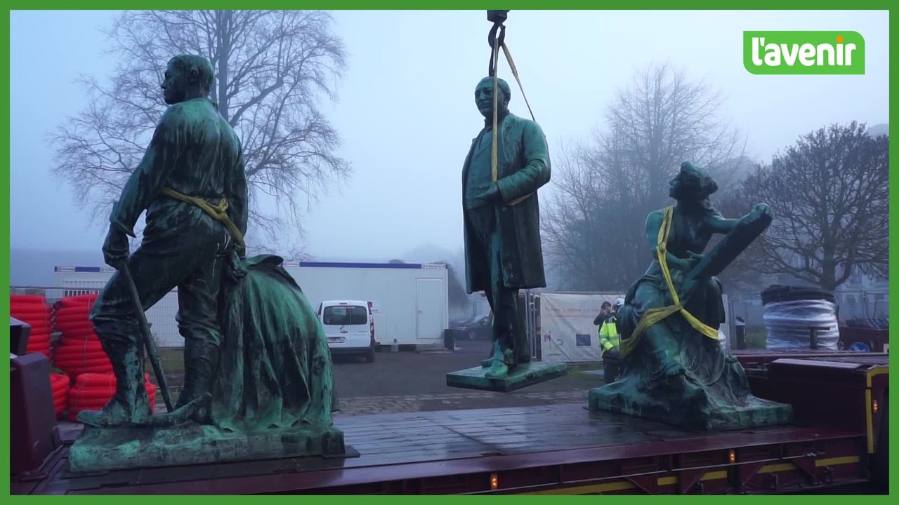 Enlèvement des statues du monument Jules Bara (Tournai) en vue d'une restauration