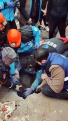 زلزال تركيا: لحظة إنقاذ طفلة من تحت أنقاض مبنى منهار في تركيا بالفيديو