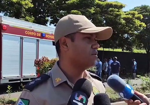 Acidente entre automóvel e caminhão deixa jovem de 20 anos morto na Av. Rio Grande do Sul, em Umuarama - Bombeiros