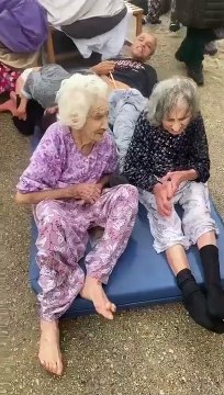 Malatya bakım evindeki insanlar dışarda kaldı: Hepsi yatalak engelli, içeride hala insanlar var yardım edin