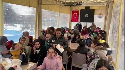 Tải video: 7,7 Büyüklüğündeki Deprem 10 İli Vurdu… Malatya Darende'de Depremzedeler İçin Çadır Kuruldu, Çorba Dağıtıldı